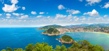 San Sebastian (Donostia) panoramik havadan görünümü içinde bir güzel yaz gün, İspanya