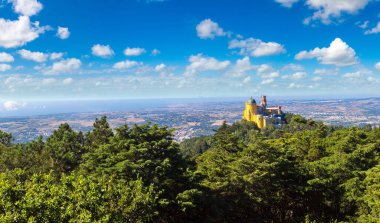 Pena Ulusal Sarayı Sintra'panoramik manzarasına güzel yaz gün, Portekiz
