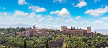 Arapça Granada'da Alhambra kalede bir güzel yaz günü, İspanya