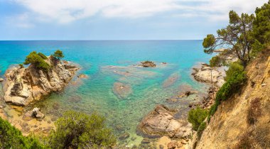 Kayalar Panoraması üzerinde sahil Lloret de Mar içinde bir güzel yaz gün, Costa Brava,