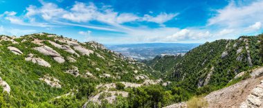 Montserrat Dağları güzel yaz gün, Catalonia, İspanya'nın havadan görünümü