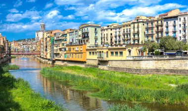 Renkli evleri, Eiffel Köprüsü ve Saint Mary Katedrali Girona, arka planda bir güzel yaz günü, Catalonia, İspanya