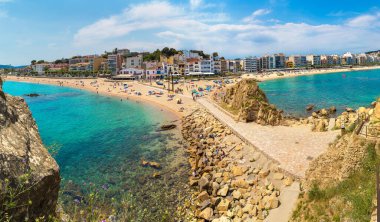 Turistler, İspanya 'nın güzel bir yaz gününde Costa Brava' nın Blanes plajında eğleniyorlar.