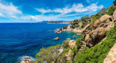 Kayalar Panoraması üzerinde sahil Lloret de Mar içinde bir güzel yaz gün, Costa Brava,