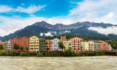 Bina cephe ve Alpler dağların arkasında İnnsbruck bir güzel yaz günü, Avusturya