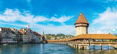 Lucerne içinde ünlü Şapel Bridge'de bir güzel yaz günü, İsviçre Panoraması