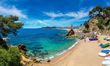 Plajlar Lloret de Mar içinde bir güzel yaz gün, Costa Brava, Katalonya, İspanya