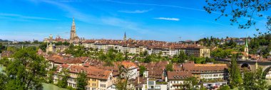 Bir güzel yaz günü, İsviçre Bern ve nın Munster katedralde panoramik manzaralı