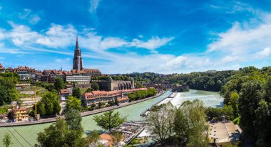 Bir güzel yaz günü, İsviçre Bern ve nın Munster katedralde panoramik manzaralı