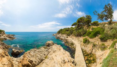 Kayalar Panoraması üzerinde sahil Lloret de Mar içinde bir güzel yaz gün, Costa Brava,