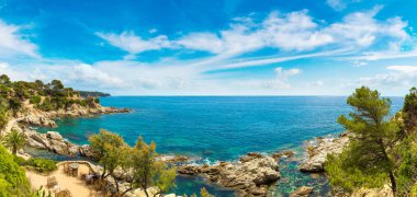 Kayalar Panoraması üzerinde sahil Lloret de Mar içinde bir güzel yaz gün, Costa Brava,