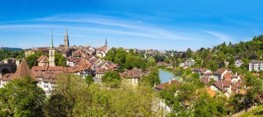 Bir güzel yaz günü, İsviçre Bern ve nın Munster katedralde panoramik manzaralı