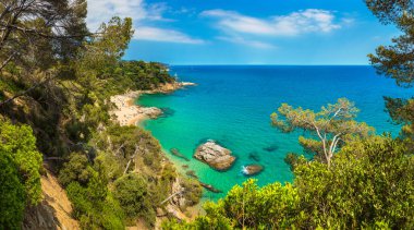 Kayalar Panoraması üzerinde sahil Lloret de Mar içinde bir güzel yaz gün, Costa Brava,