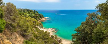 Kayalar Panoraması üzerinde sahil Lloret de Mar içinde bir güzel yaz gün, Costa Brava,