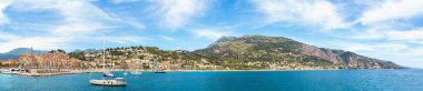 Renkli eski şehir ve Menton Beach'te Fransız Riviera bir güzel yaz günü, Fransa