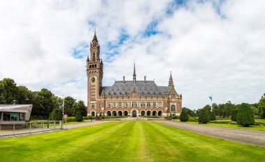 Barış Sarayı Lahey'deki Uluslararası Adalet Divanı bir güzel yaz günü Hollanda içinde koltuk