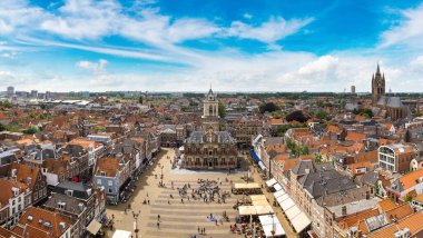 Panoramik hava görünümünde Delft bir güzel yaz günü, Hollanda