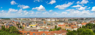 Macaristan 'da güzel bir yaz gününde Budapeşte ve Parlamento binasının panoramik manzarası