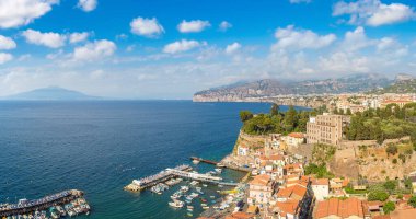 Sorrento, İtalya güzel yaz gün Amalfi Coast panoramik havadan görünümü
