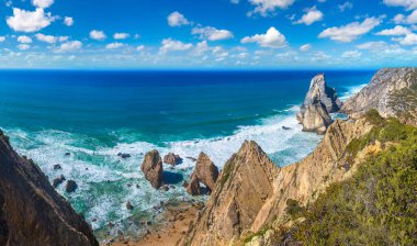Cabo da Roca. Kayalıklarla ve kayalar bir güzel yaz günü, Portekiz Sintra'Atlantik Okyanusu kıyısında