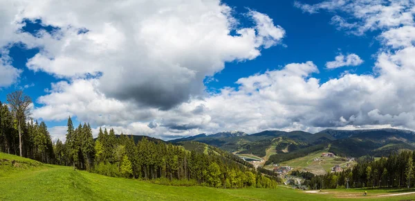 Panorama Las Montañas Cárpatos Hermoso Día Verano Bukovel Ucrania —  Fotos de Stock