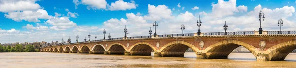 蓬德皮埃尔 一个美丽的夏日 法国波尔多老石大桥全景图 — 图库照片