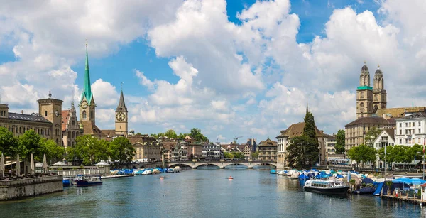 Panorama Starego Miasta Zurych Słynnego Fraumunster Grossmunster Kościołów Piękny Letni — Zdjęcie stockowe
