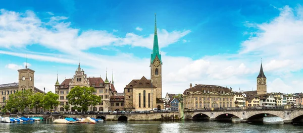 Óratorony Fraumunster Katedrális Zürich Történelmi Részén Egy Szép Nyári Nap — Stock Fotó