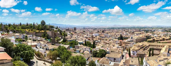 在一个美丽的夏日 西班牙的格拉纳达的全景鸟瞰图 — 图库照片