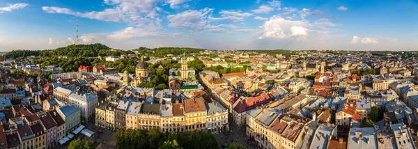 在一个美丽的夏日 乌克兰的利沃夫全景 — 图库照片