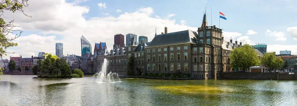 ビネンホフ宮殿 美しい夏の日 オランダ ハーグのオランダ議会 — ストック写真