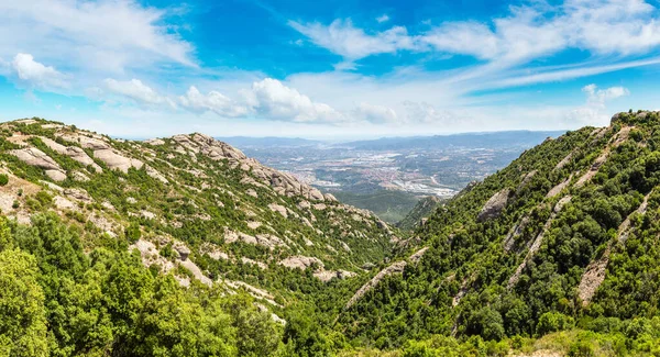 美しい夏の日 カタルーニャ スペインのモンセラート山の空中写真 — ストック写真