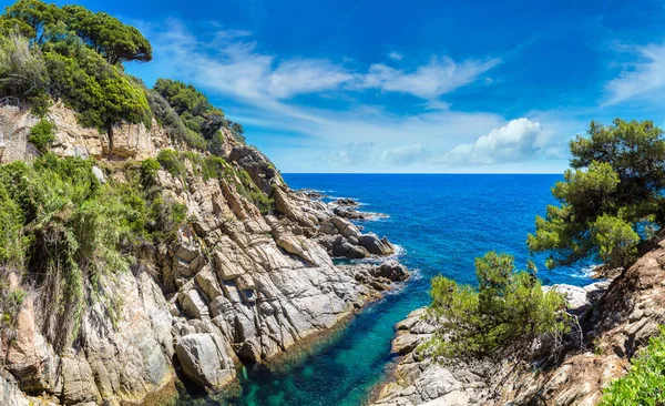 Panorama Skał Wybrzeżu Miejscowości Lloret Mar Piękny Letni Dzień Costa — Zdjęcie stockowe