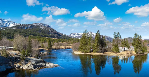 Panoráma Folyó Norvégiában Egy Napsütéses Napon — Stock Fotó