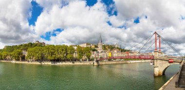 Yaya Saint Georges yaya köprüsü ve bir güzel yaz günü Saint Georges kilisede Lyon, Fransa