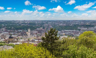 Güneşli bir günde Ukrayna, Lviv 'in panoramik hava manzarası