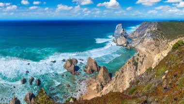 Cabo da Roca. Kayalıklarla ve kayalar bir güzel yaz günü, Portekiz Sintra'Atlantik Okyanusu kıyısında