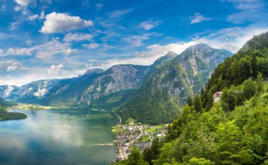 Ünlü Hallstatt dağ köyü, Salzkammergut, bir güzel yaz günü Avusturya'da panoramik havadan görünümü