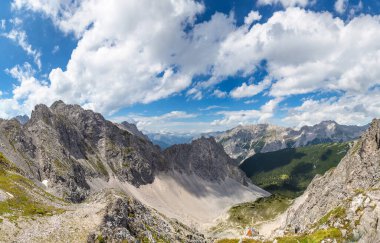 Güzel yaz günde Alpleri'nde yüksek dağın