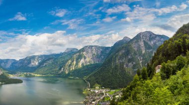 Ünlü Hallstatt dağ köyü, Salzkammergut, bir güzel yaz günü Avusturya'da panoramik havadan görünümü