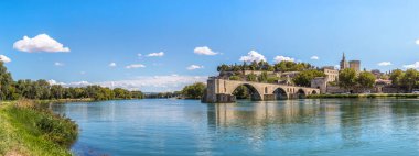 Avignon 'da Saint Benezet Köprüsü Güzel bir yaz günü, Fransa