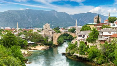 Eski Köprüsü Mostar Panoraması bir güzel yaz günü, Bosna-Hersek