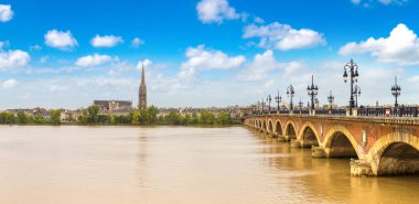 Pont de Pierre, Bordeaux 'da güzel bir yaz gününde eski bir taş köprü, Fransa