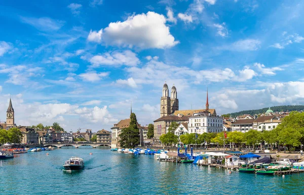 与著名的 Fraumunster 和格罗斯教堂 在一个美丽的夏日 瑞士的苏黎世历史部分 — 图库照片