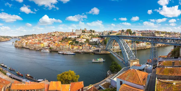 Panoramik hava görünümünde Porto Dom Luis köprünün bir güzel yaz günü, Portekiz