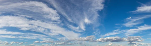 Cielo Blu Con Nuvole Bianche Una Bella Giornata Estiva — Foto Stock