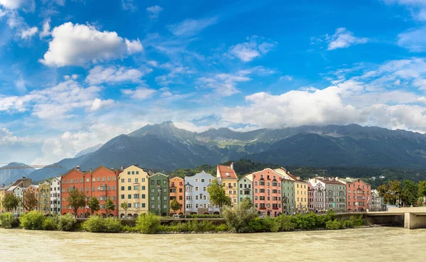 Hausfassade Und Alpenberge Dahinter Innsbruck Einem Schönen Sommertag Österreich — Stockfoto