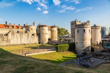 LONDON, UNITED KINGDOM - 14 Haziran 2016: Güzel bir yaz gününde Londra Kulesi, İngiltere, İngiltere