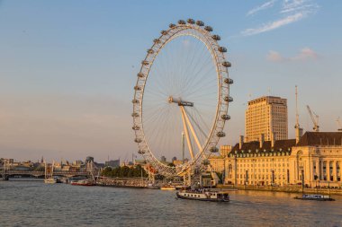 LONDON, UNITED KINGDOM - 14 Haziran 2016: Londra gözü, güzel bir yaz gününde büyük dönme dolap, Londra, İngiltere, Birleşik Krallık