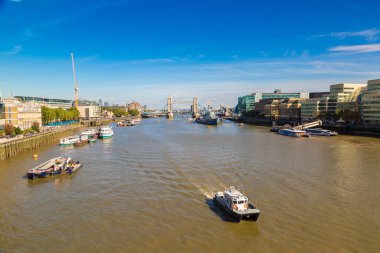 LONDON, UNITED KINGDOM - 14 Haziran 2016: HMS Belfast savaş gemisi ve Londra 'daki Tower Bridge güzel bir yaz gününde, İngiltere, Birleşik Krallık
